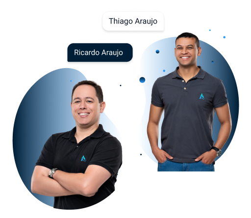 Foto de Ricardo ao lado esrquedo com Braços cruzados e Thiago ao lado direito com as mãos no bolso